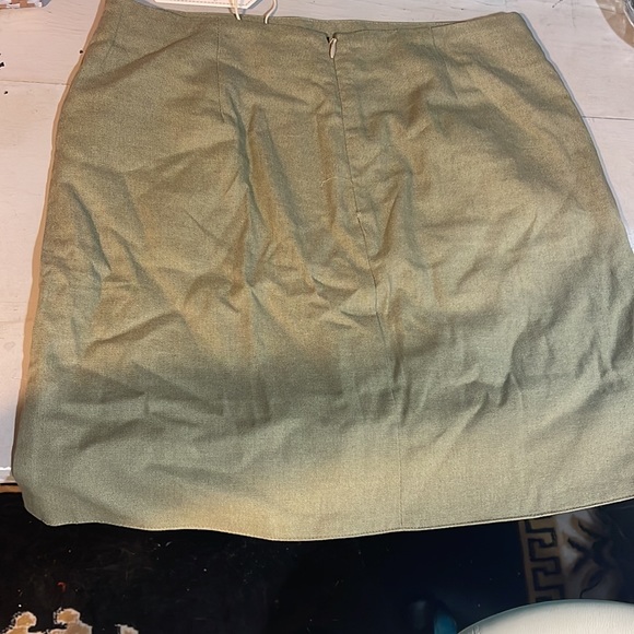 Green skirt - Picture 2 of 8